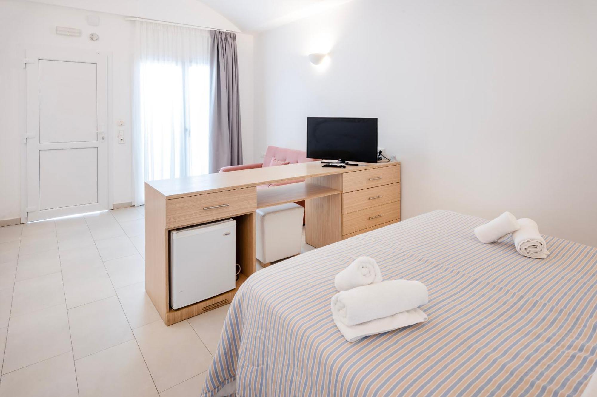 Orizontes Hotel Santorini Pýrgos Eksteriør bilde